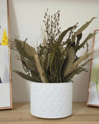 Arranjo de Flores Secas em Vaso de Cimento Branco Egípcio