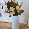 Arranjo de Flores Secas em Vaso de Cimento com Listras