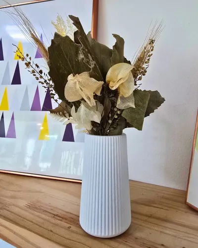 Arranjo de Flores Secas em Vaso de Cimento com Listras