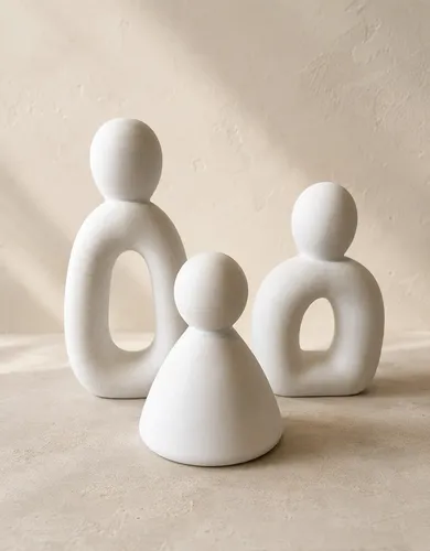 Trio de Estatuetas Família em Cimento Branco Egípcio Aleta