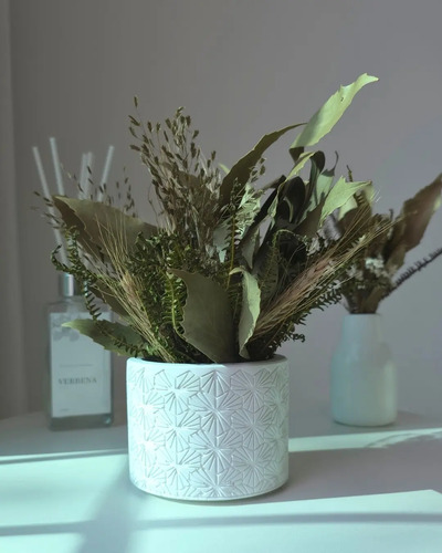 Arranjo de Flores Secas em Vaso de Cimento — Decoração Boho