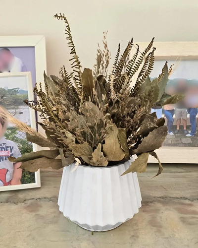 Arranjo de Flores Secas em Vaso de Cimento Diamante Aleta