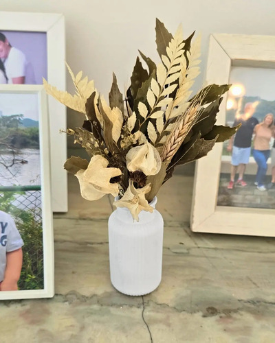 Arranjo de Flores Secas em Vaso de Cimento com Listras