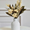 Arranjo de Flores Secas em Vaso de Cimento Garrafa Vintage