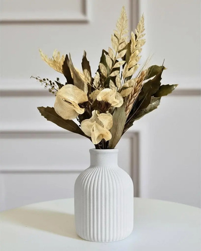 Arranjo de Flores Secas em Vaso de Cimento Garrafa Vintage