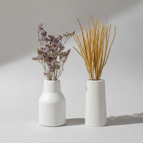 Garrafas Decorativas com Flores Secas em Cimento Branco