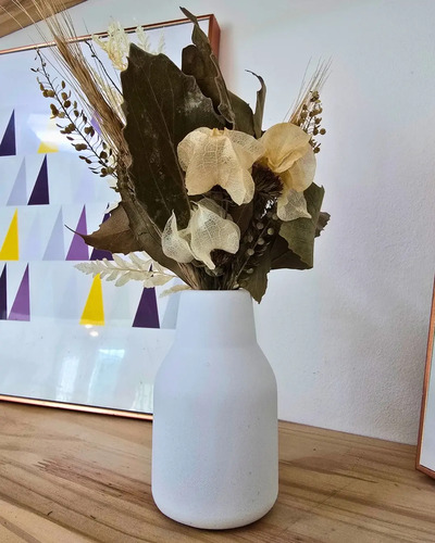 D_935948-MLB90453898571_082025-O.jpg Arranjo de Flores Secas em Vaso de Cimento Garrafa Retrô