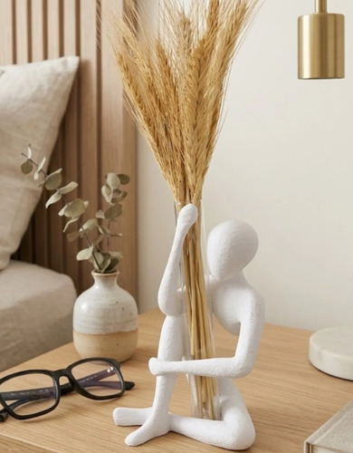 Escultura Abraço com Arranjo de Flores Secas — Aleta