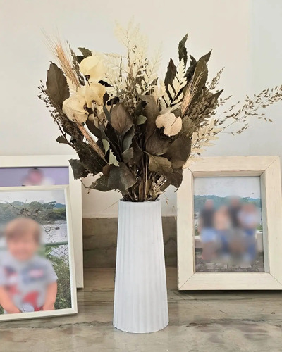 D_949619-MLB90170124324_082025-O.jpg Arranjo de Flores Secas em Vaso de Cimento com Listras