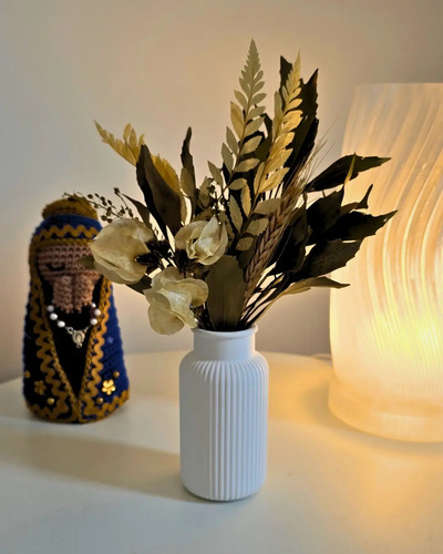 Arranjo de Flores Secas em Vaso de Cimento com Listras