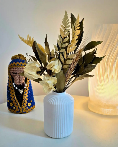 Arranjo de Flores Secas em Vaso Cilíndrico de Cimento
