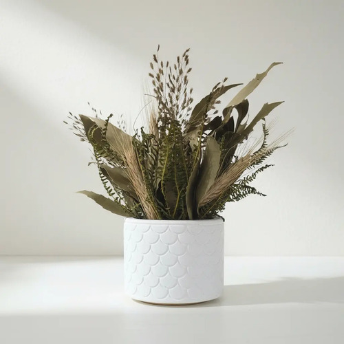 Arranjo de Flores Secas em Vaso de Cimento Branco Egípcio