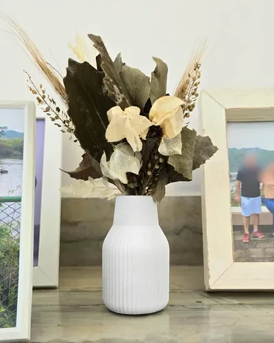 D_970013-MLB90453890505_082025-O.webp Arranjo de Flores Secas em Vaso de Cimento Listrado Retrô