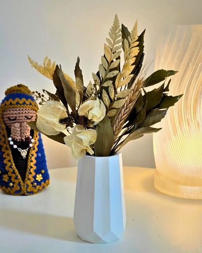 D_971394-MLB90542044747_082025-O.jpg Arranjo de Flores Secas em Vaso de Cimento com Relevo Losangos