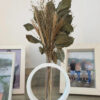 Arranjo de Flores Secas com Vaso de Cimento e Anel Decorativo