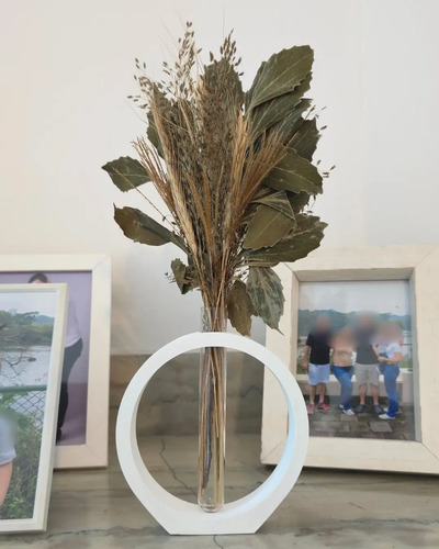 Arranjo de Flores Secas com Vaso de Cimento e Anel Decorativo