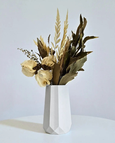 D_979246-MLB90158841378_082025-O.jpg Arranjo de Flores Secas em Vaso de Cimento com Relevo Losangos