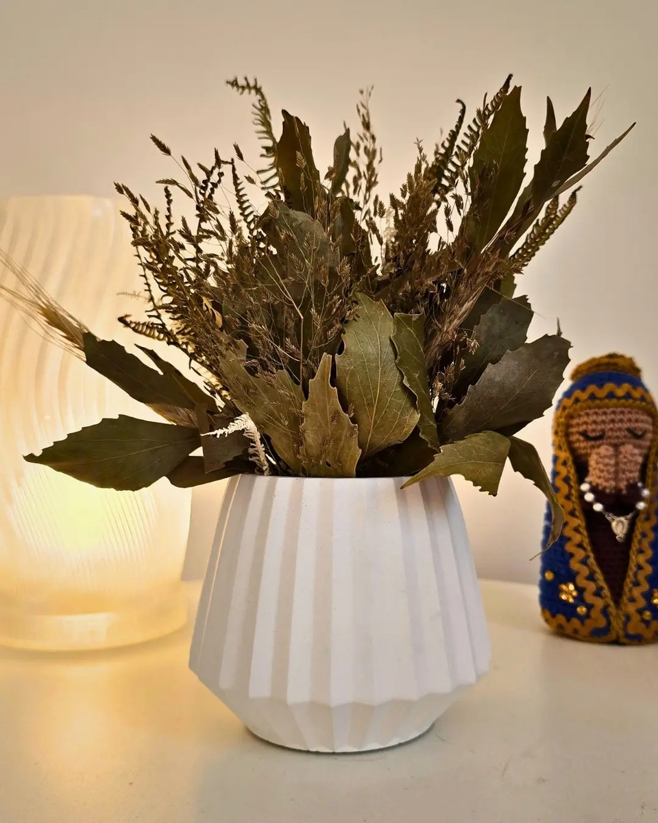 Arranjo de Flores Secas em Vaso de Cimento Diamante Aleta