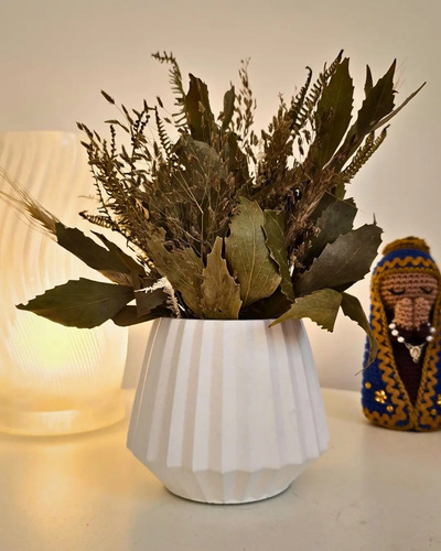 Arranjo de Flores Secas em Vaso de Cimento Diamante Aleta