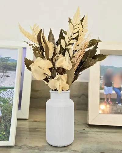 Arranjo de Flores Secas em Vaso de Cimento com Listras