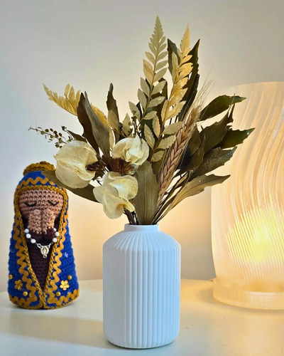 Arranjo de Flores Secas em Vaso Cilíndrico de Cimento