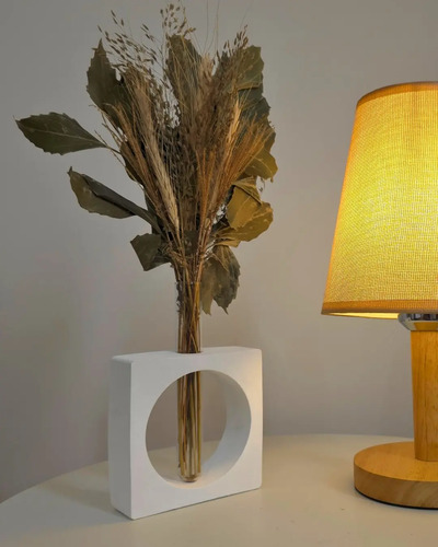 Arranjo de Flores Secas em Vaso Solitário Quadrado de Cimento