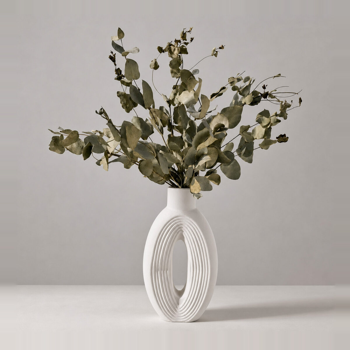 Arranjo de Flores Secas com Eucalipto em Vaso Eclipse Off White Arranjo de Flores Secas com Eucalipto em Vaso Eclipse Off White, foto de estúdio