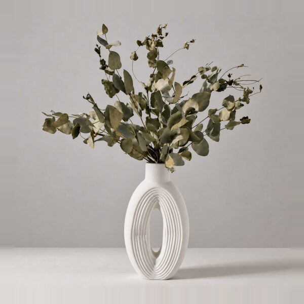 Arranjo de Flores Secas com Eucalipto em Vaso Eclipse Off White Arranjo de Flores Secas com Eucalipto em Vaso Eclipse Off White, foto de estúdio