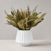 Buquê de Flores Secas com Vaso de Cimento Branco Buquê de Flores Secas com Vaso de Cimento Branco, foto de estúdio