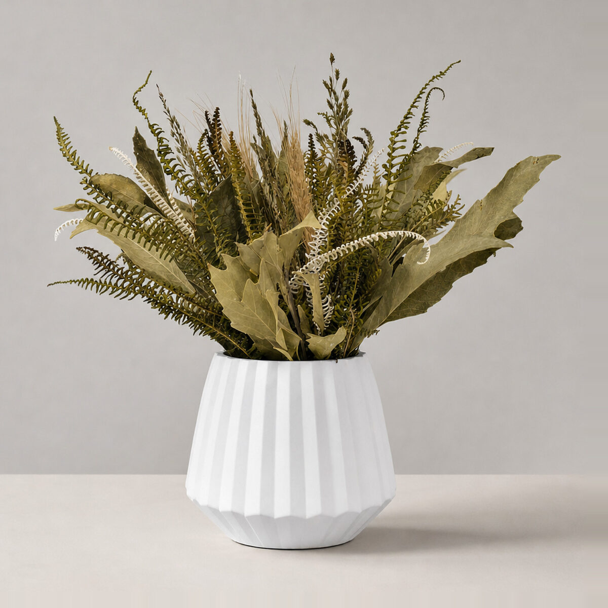 Buquê de Flores Secas com Vaso de Cimento Branco Buquê de Flores Secas com Vaso de Cimento Branco, foto de estúdio