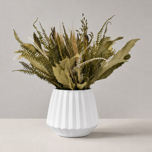 Buquê de Flores Secas com Vaso de Cimento Branco, foto de estúdio