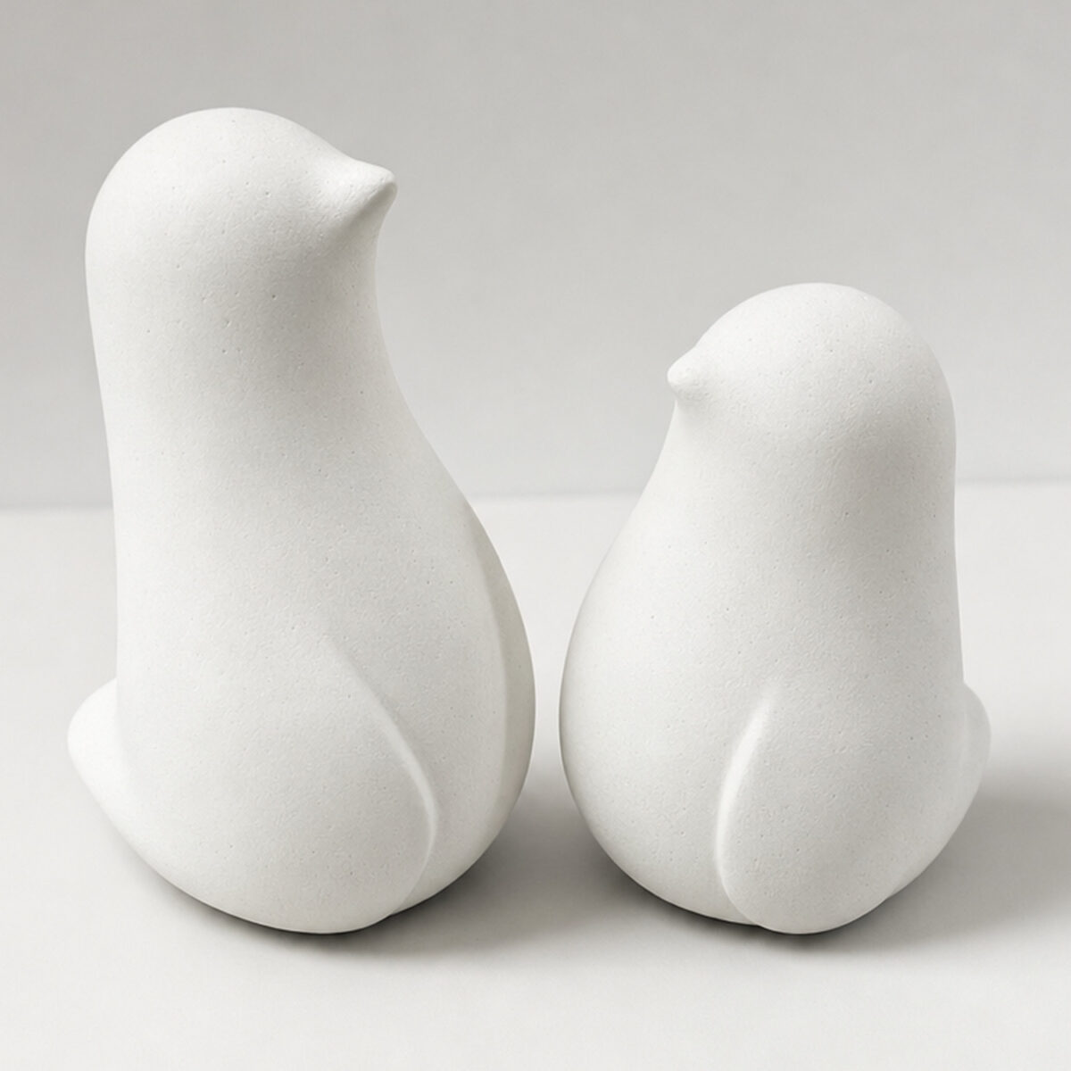 Casal de Pinguins Decorativo em Cimento Branco Casal de Pinguins Decorativo em Cimento Branco, vista em perspectiva