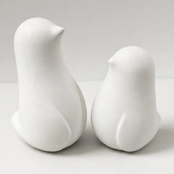 Casal de Pinguins Decorativo em Cimento Branco, vista em perspectiva