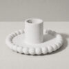 Castiçal Pérolas 9cm em Cimento Branco Artesanal Castiçal Pérolas 9cm em Cimento Branco Artesanal, vista em perspectiva