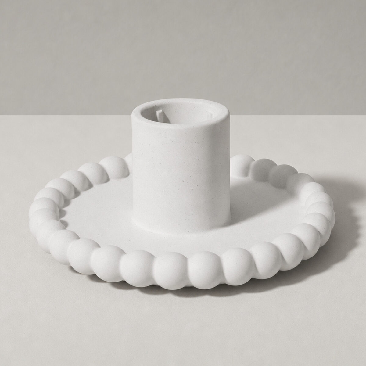 Castiçal Pérolas 9cm em Cimento Branco Artesanal Castiçal Pérolas 9cm em Cimento Branco Artesanal, vista em perspectiva