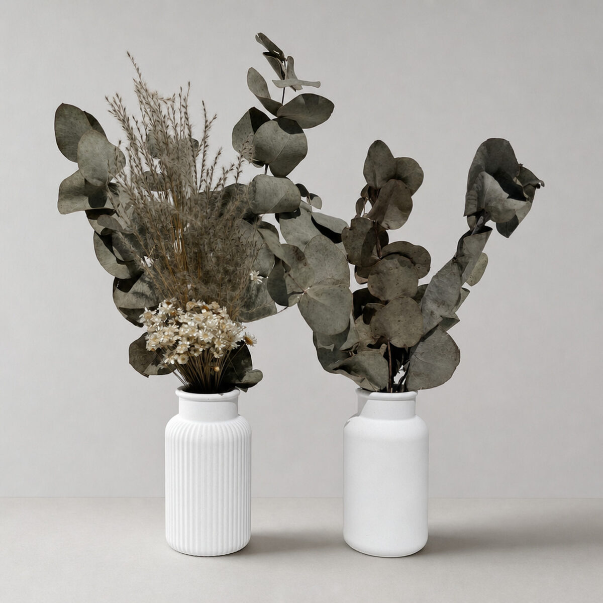 Par de Arranjos de Flores Secas com Vasos Garrafa Clássico e Listras 28cm, flores Eucalipto e Sempre-viva, vista de frente