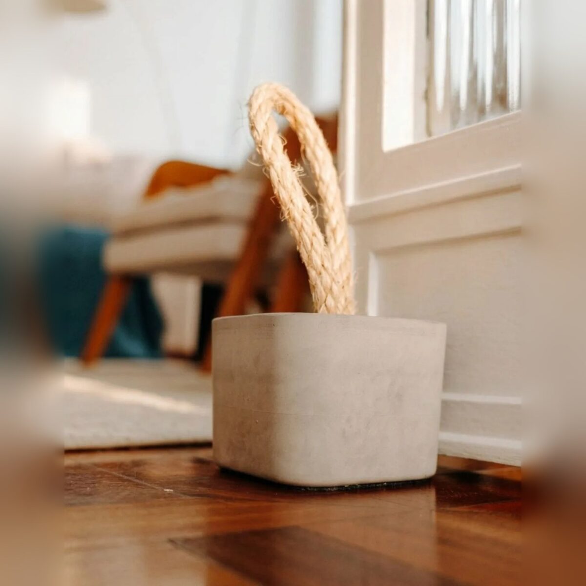 Peso de Porta Artesanal Cubo 1,5Kg Concreto com Base Anti Risco