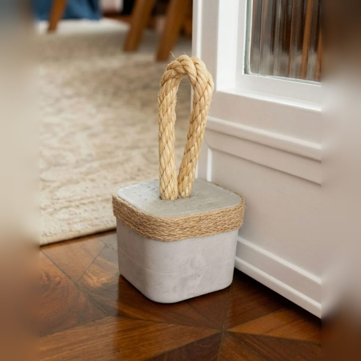 Peso de Porta Artesanal Cubo 1,5Kg Concreto com Base Anti Risco