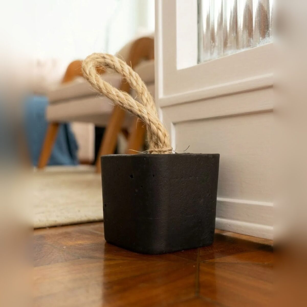Peso de Porta Artesanal Cubo 1,5Kg Concreto com Base Anti Risco