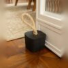 Peso de Porta Artesanal Cubo 1,5Kg Concreto com Base Anti Risco