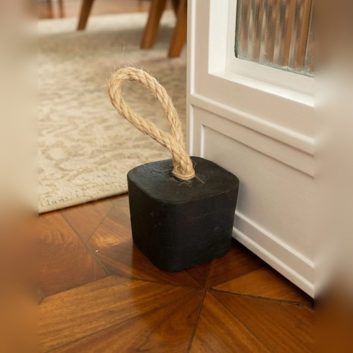 Peso de Porta Artesanal Cubo 1,5Kg Concreto com Base Anti Risco