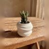 Conjunto Decorativo Pensadora com Vaso e Bandeja em Cimento Branco