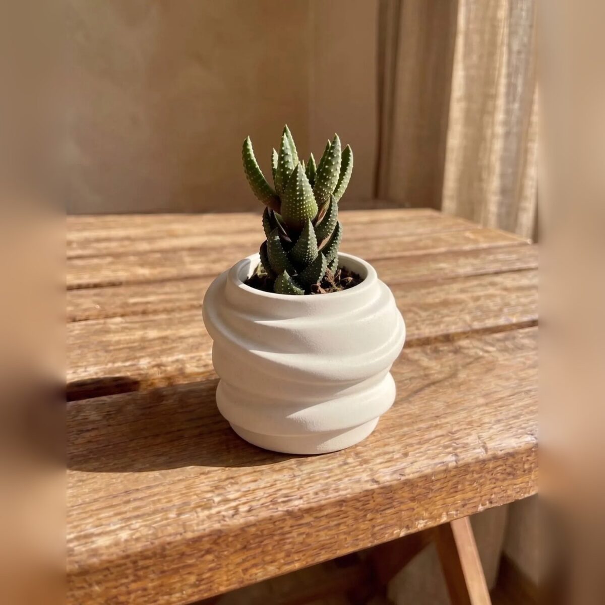 Conjunto Decorativo Pensadora com Vaso e Bandeja em Cimento Branco