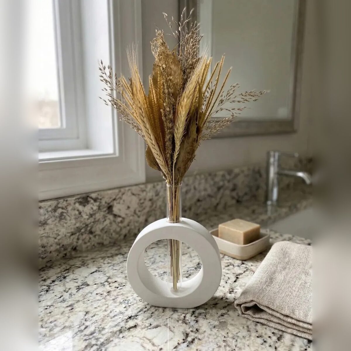 Vaso Solitário Redondo de Cimento Branco com Tubo de Vidro
