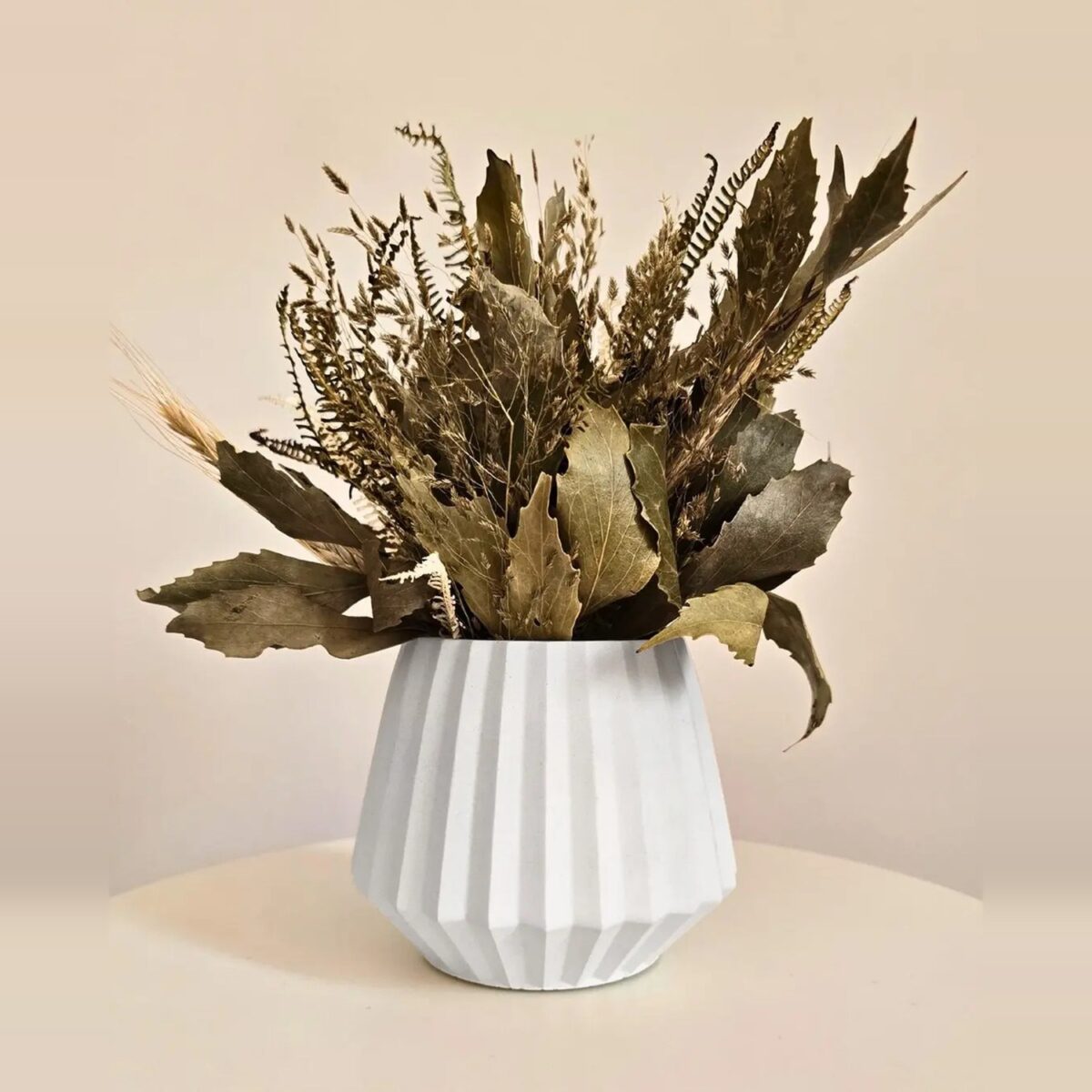 Arranjo de Flores Secas em Vaso de Cimento Diamante Aleta