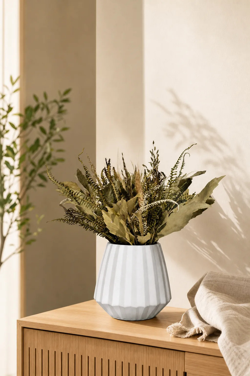 D_682962-MLB113260477863_062026-O Buquê de Flores Secas com Vaso de Cimento Branco