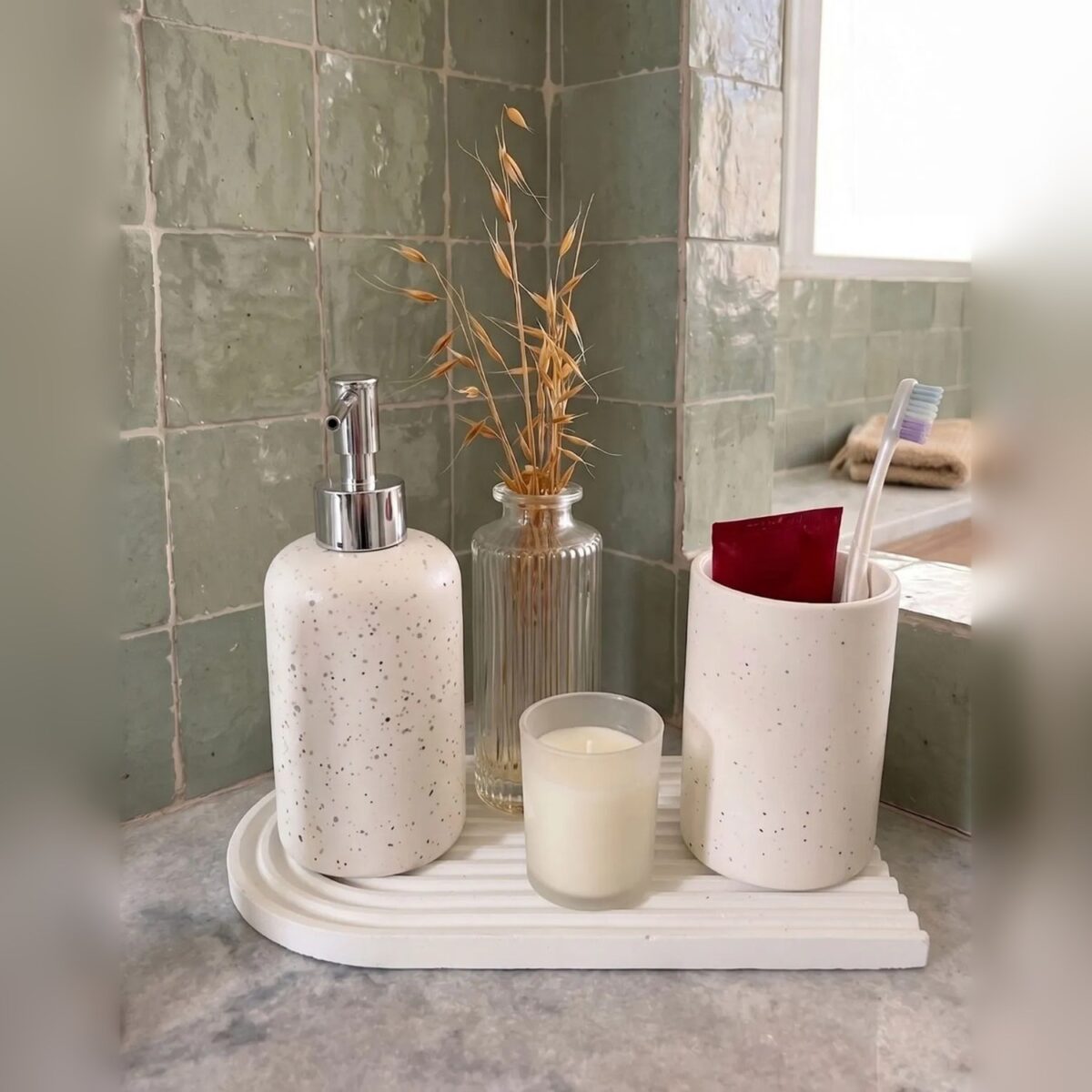 Bandeja Decorativa de Cimento Branco Arco com Listras