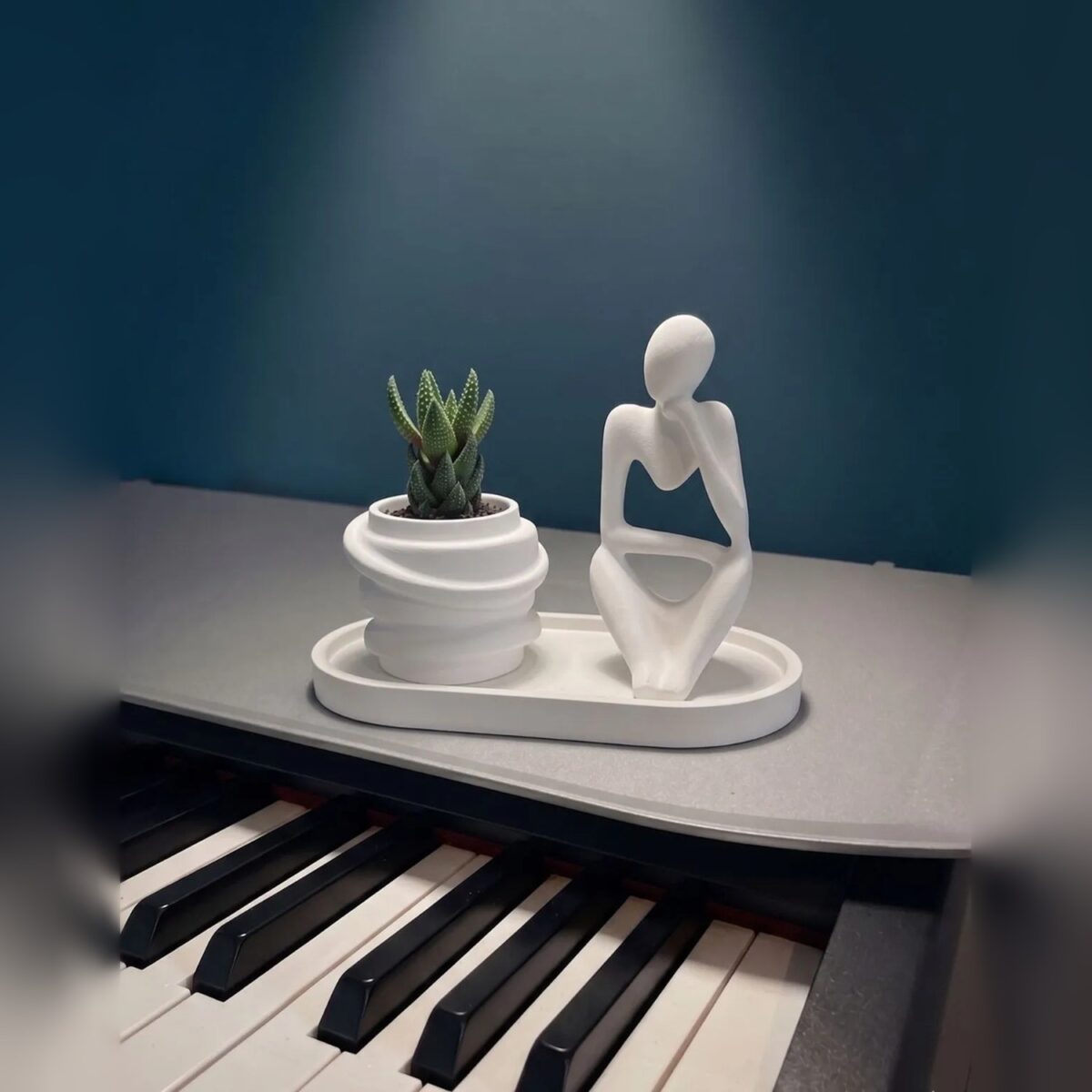 Conjunto Decorativo Pensadora com Vaso e Bandeja em Cimento Branco