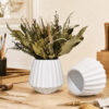 D_771137-MLB112120175966_062026-O Buquê de Flores Secas com Vaso de Cimento Branco