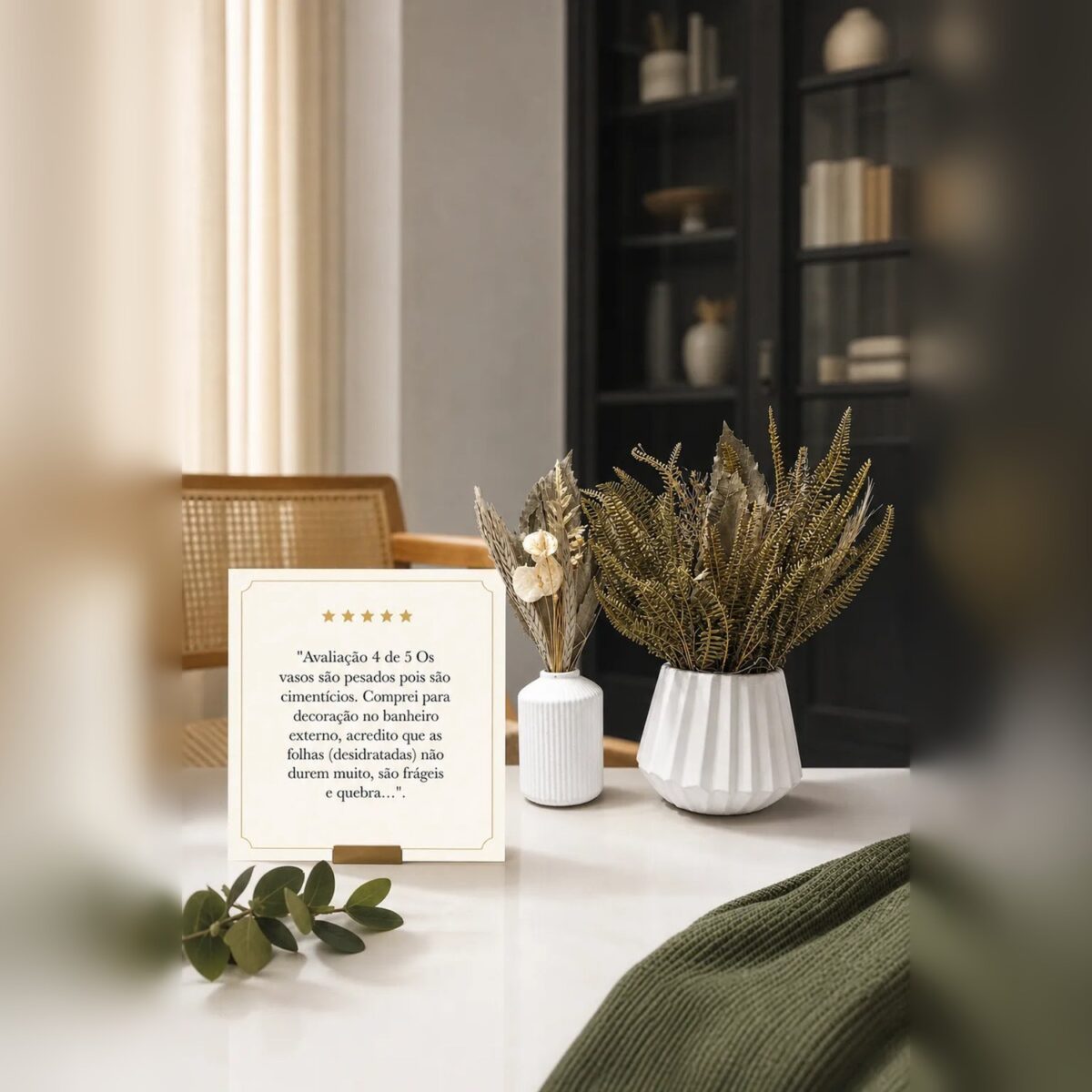 Buquê de Flores Secas com Vaso de Cimento Branco